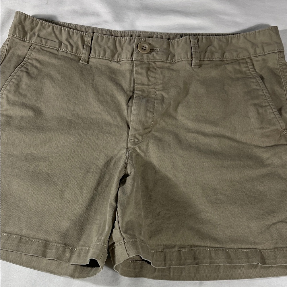 Eddie Bauer womens taupe stretch flat front curvy fit 5" chino shorts - size 10